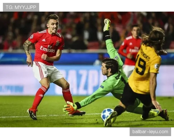 拜仁慕尼黑德甲开局强势，攻防两端表现抢眼