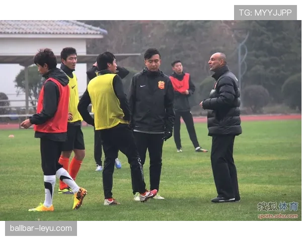 芬兰队发布新款白蓝战袍，球迷热情追捧引发广泛关注