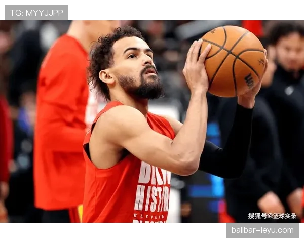 特雷·杨场下穿拖鞋逛商场，这松弛感是真不拿自己当顶薪球星啊