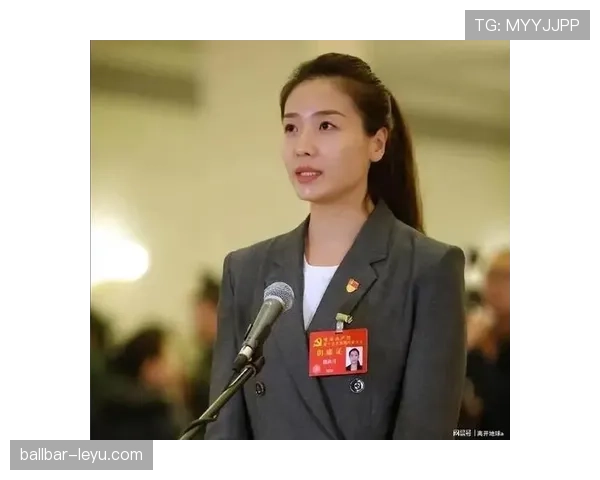 魏秋月健身完直接冲菜市场，手上那块名表亮得让人怀疑人生